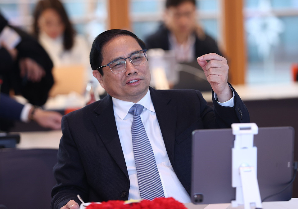 Thủ tướng Phạm Minh Chính phát biểu tại buổi làm việc với Ngân hàng Đầu tư châu Âu. (Ảnh: Dương Giang/TTXVN)