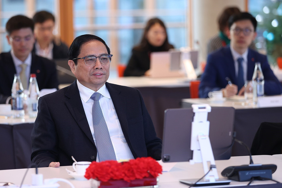 Thủ tướng Phạm Minh Chính tại buổi làm việc với Ngân hàng Đầu tư châu Âu. (Ảnh: Dương Giang/TTXVN)