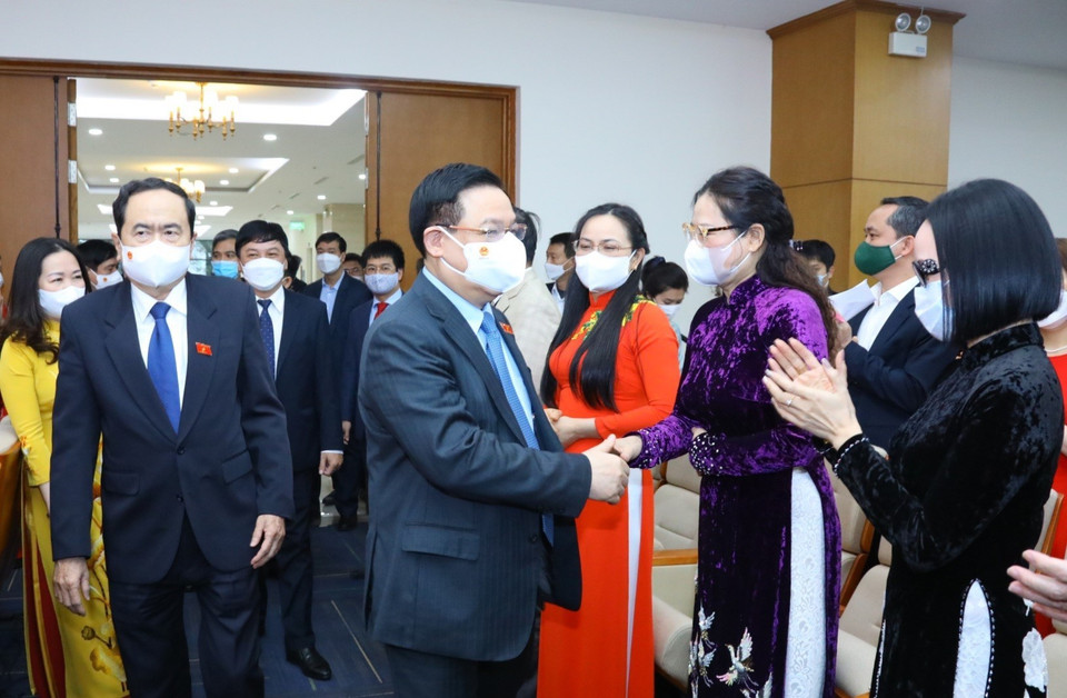 Chủ tịch Quốc hội Vương Đình Huệ với các đại biểu. (Ảnh: Văn Điệp/TTXVN)