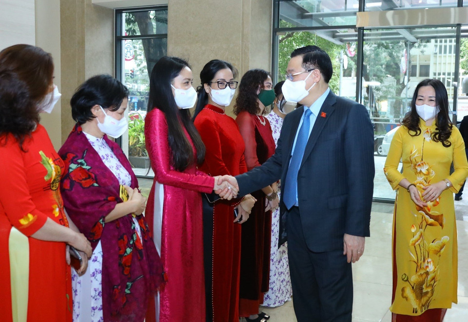 Chủ tịch Quốc hội Vương Đình Huệ với các đại biểu. (Ảnh: Văn Điệp/TTXVN)