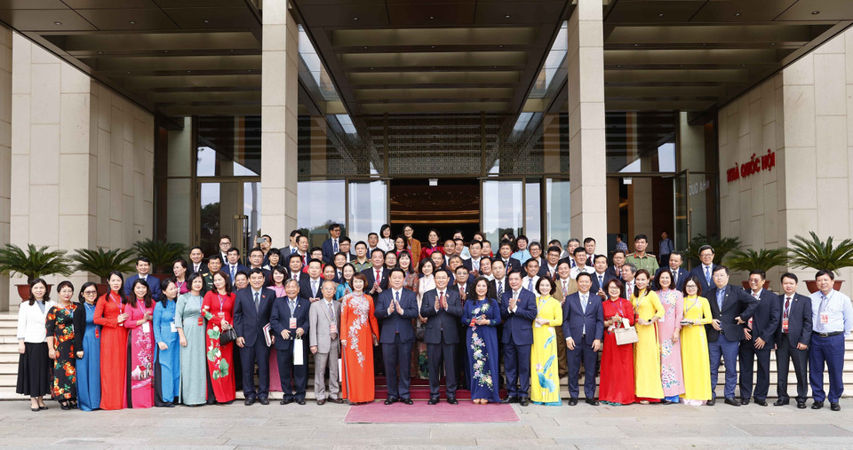  Chủ tịch Quốc hội Vương Đình Huệ với đại biểu. (Ảnh: Doãn Tấn/TTXVN)