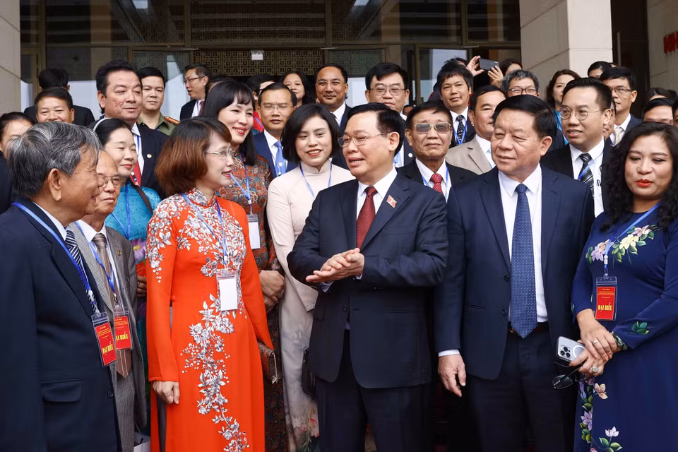 Chủ tịch Quốc hội Vương Đình Huệ trao đổi với đại biểu. (Ảnh: Doãn Tấn/TTXVN)