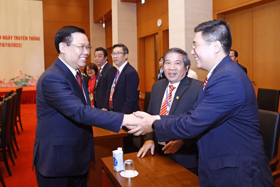  Chủ tịch Quốc hội Vương Đình Huệ với đại biểu. (Ảnh: Doãn Tấn/TTXVN)