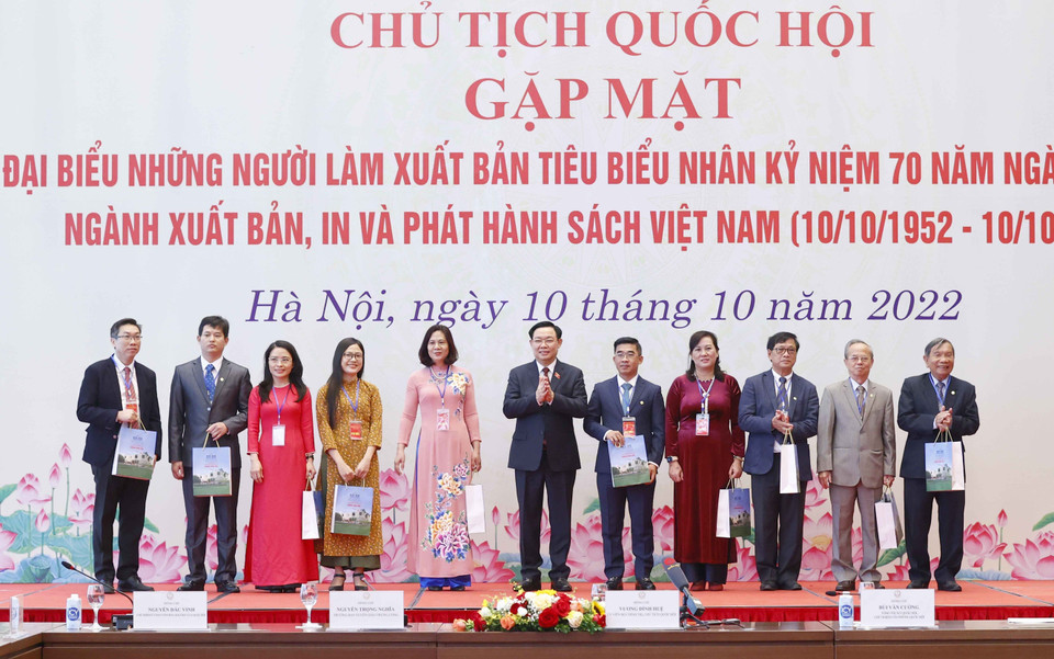  Chủ tịch Quốc hội Vương Đình Huệ quà lưu niệm cho những người làm công tác xuất bản tiêu biểu. (Ảnh: Doãn Tấn/TTXVN)