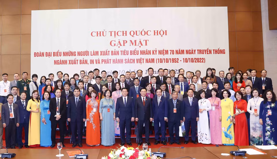  Chủ tịch Quốc hội Vương Đình Huệ với đại biểu. (Ảnh: Doãn Tấn/TTXVN)