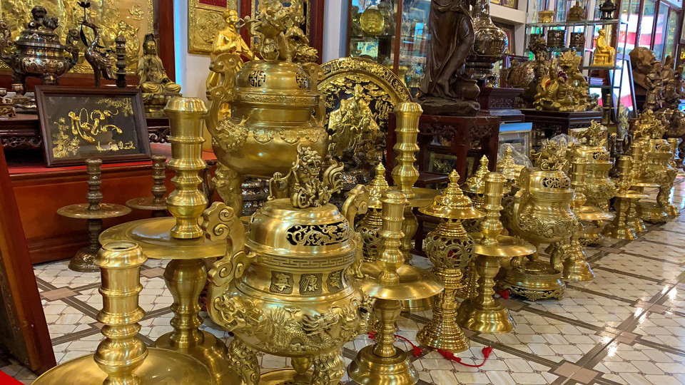 Dẫu vậy từng sản phẩm vẫn được các nghệ nhân tạo tác mềm mại, tinh tế, họa tiết bay lượn thể hiện tay nghề điêu luyện. Còn đồ bạc chỉ làm theo đơn đặt hàng chứ hầu như không có sẵn. (Ảnh: M.Mai/Vietnam+)