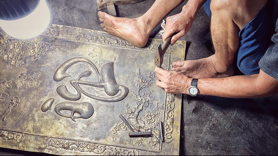 Chỉ có sự tỉ mỉ, bàn tay điêu luyện cùng con mắt nhà nghề và một số kỹ thuật 'bí truyền' mới tạo ra sự khác biệt của sản phẩm từ làng Đồng Xâm. (Ảnh: M.Mai/Vietnam+)