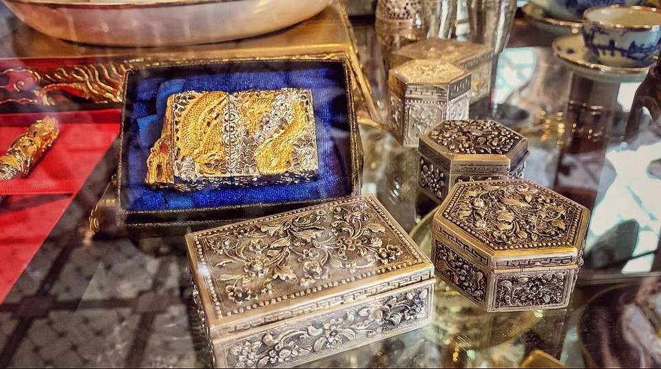 Làng chạm bạc Đồng Xâm nức tiếng đất Bắc gần 600 năm qua, ở hữu ngạn sông Đồng Giang (thành phố Thái Bình). Thời hưng thịnh, nghệ nhân của làng từng vào tận Huế để chạm trổ đồ phục vụ cho triều đình. Những đồ chạm bạc đều vô cùng tinh xảo. (Ảnh: M.Mai/Vietnam+)