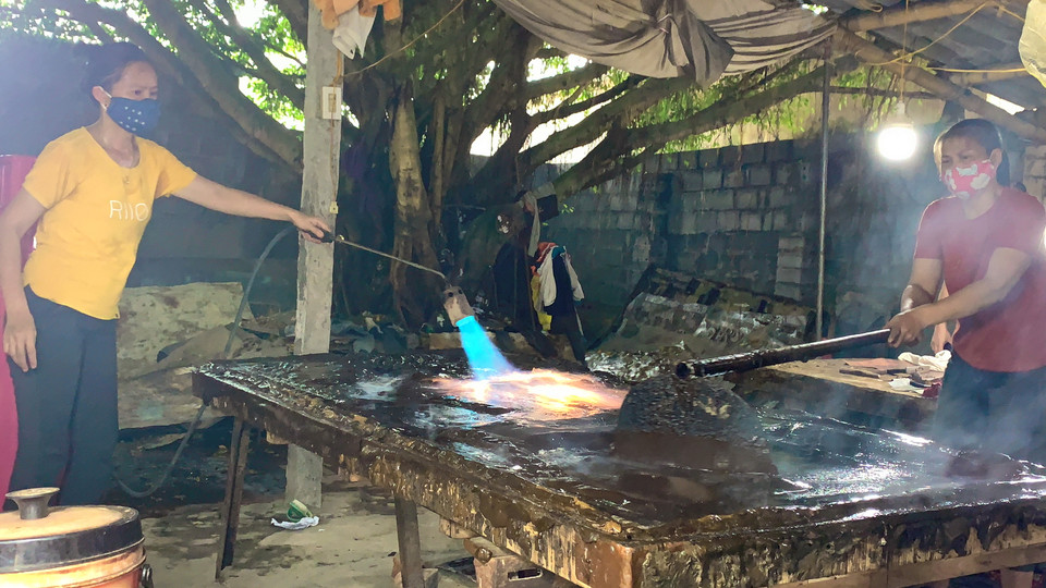 Trong các công đoạn, khó nhất là công đoạn thúc tay để tạo hình khối. (Ảnh: M.Mai/Vietnam+)