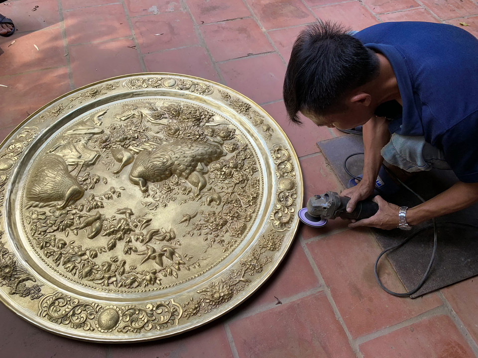 Giờ đây dẫu máy móc hiện đại nhưng vẫn có những công đoạn nhất định phải do bàn tay con người thực hiện. (Ảnh: M.Mai/Vietnam+)