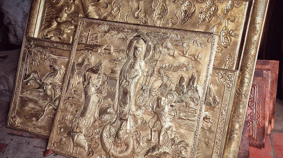 Hàng ngày, cả làng Đồng Xâm với 150 cơ sở sản xuất, trên 4.000 lao động thủ công vẫn vang tiếng đục, chạm, hàn… đặc trưng giữa không gian bình yên của một làng quê Bắc bộ. (Ảnh: M.Mai/Vietnam+)