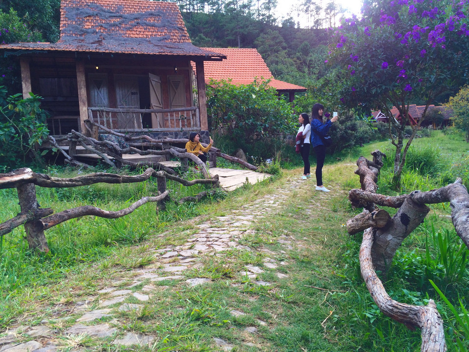 Giới trẻ khám phá làng Cù Lần dưới chân núi Lang Biang. (Ảnh: Xuân Mai/Vietnam+)