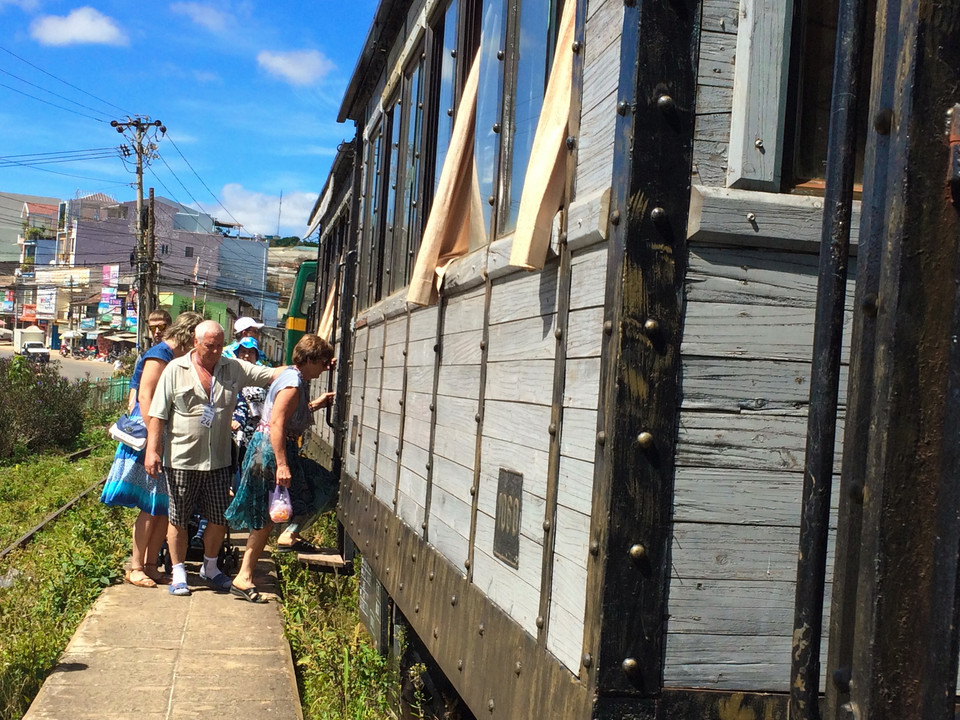 Chuyến tàu từ ga Đà Lạt đưa du khách thăm quan toàn cảnh thành phố mờ sương của Việt Nam. (Ảnh: Xuân Mai/Vietnam+)