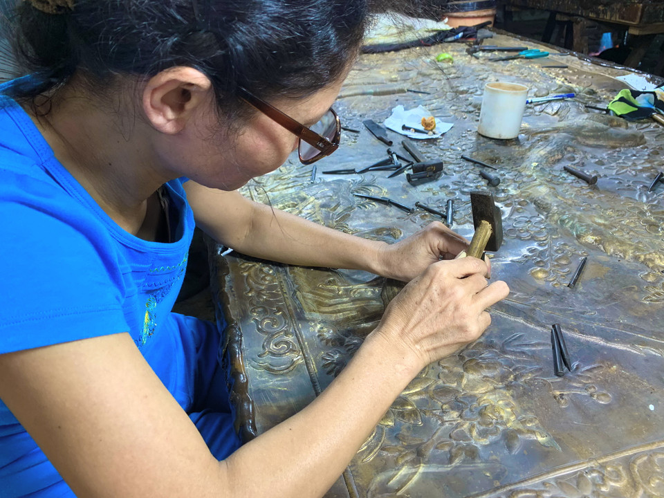 Gắn bó với nghề, kinh tế của người làng Đồng Xâm cũng khấm khá hơn. Những người thợ lành nghề đến từ xã Lê Lợi, đã có nhiều năm gắn bó với nghề cho biết, thu nhập trung bình từ 7-8 triệu dồng mỗi tháng đủ để nuôi dạy con cái nên người. Từ làng nghề này, nhiều thế hệ đã lớn lên, trưởng thành. (Ảnh: M.Mai/Vietnam+)