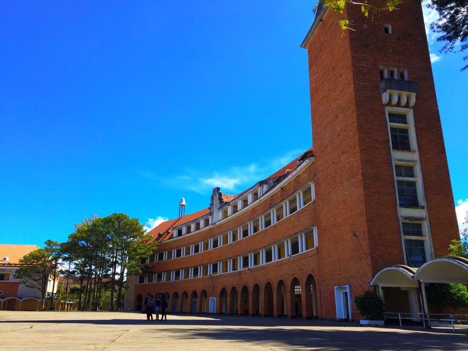 Trường có khuôn viên nằm trên đồi thông, phong cảnh được đánh giá thuộc nhóm đẹp nhất Đông Nam Á. (Ảnh: Xuân Mai/Vietnam+)