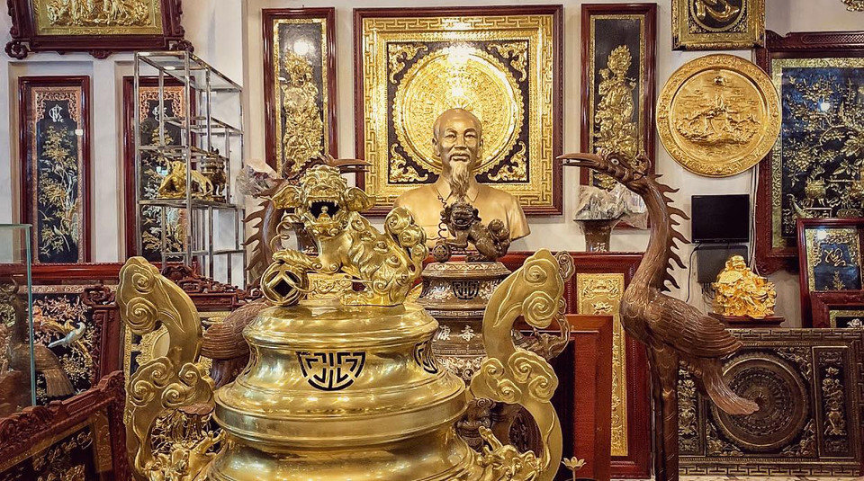 Ngày nay, do nhu cầu thị trường mà những sản phẩm bạc chạm trổ tinh xảo trước đây phải thay bằng đồ đồng với phân khúc đồ thờ cúng, tranh trang trí, linh kiện đồng hồ… (Ảnh: M.Mai/Vietnam+)