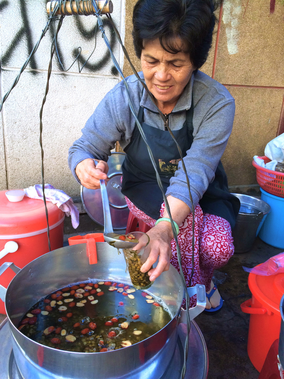 Gánh ghè táo đỏ đậu xanh trên đường 3/2. (Ảnh: Xuân Mai/Vietnam+)