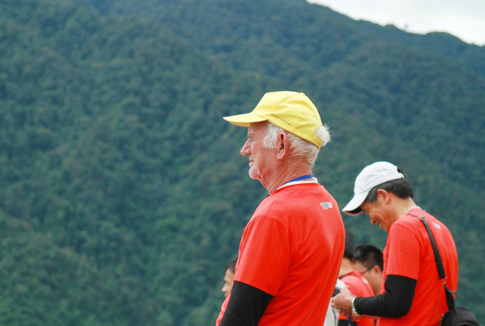 Phi công lớn tuổi nhất tham gia lễ hội đến từ Pháp, ông Michael năm nay 74 tuổi và vẫn lượn dù... rất oách, không thua kém các phi công trẻ. (Ảnh: Xuân Mai/Vietnam+)