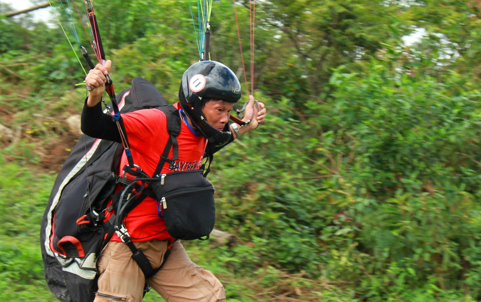 'Bác Nam già,' thành viên hăng hái và cao tuổi nhất Câu lạc bộ Vietwings Hanoi đã có chuyến bay thành công. (Ảnh: Xuân Mai/Vietnam+)
