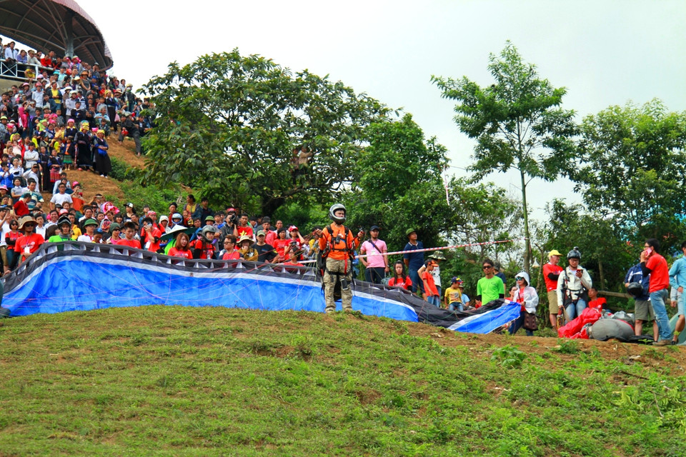 Các phi công liên tục cất cánh không chỉ để thỏa mãn đam mê cá nhân... (Ảnh: Xuân Mai/Vietnam+)