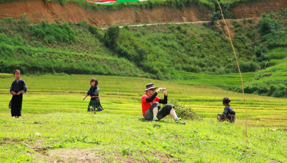 Và người Tây ngóng các đồng đội ở bãi đáp. (Ảnh: Hoàng Hiệp/Vietnam+)