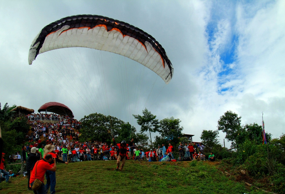 Hồi hộp chờ đến ngày thứ hai của lễ hội dù lượn, trời hết mưa và gió êm hơn, các phi công mới có thể cất cánh. (Ảnh: Xuân Mai/Vietnam+)