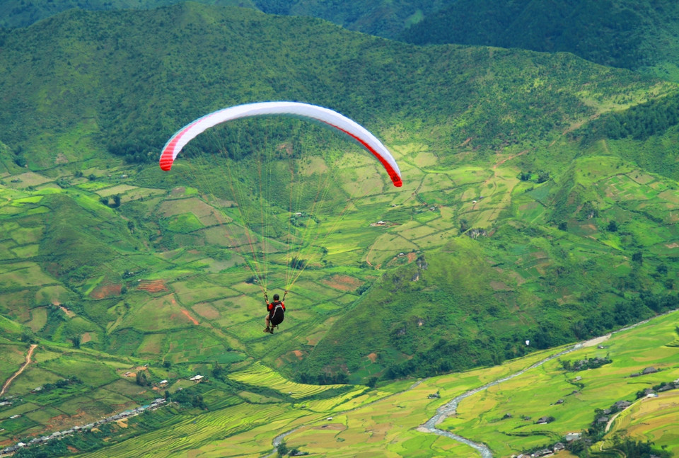 Mà còn ngây ngất trước bức tranh thơ mộng của những thửa ruộng bậc thang vàng óng như sóng xô chân núi biếc xanh.(Ảnh: Xuân Mai/Vietnam+)