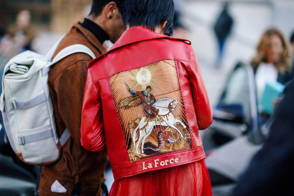 Tự tin diện trên mình nguyên bộ trang phục đỏ rực do nhà thiết kế Trần Hùng đã chuẩn bị cho, Khánh Linh như mang lại chút bầu không khí tươi vui của Tết Á Đông sang trời Âu. (Ảnh: CTV/Vietnam+)