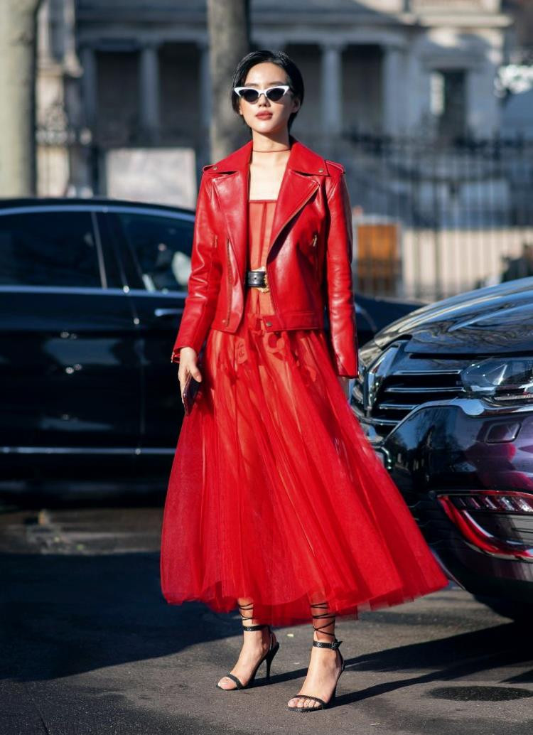 Khánh Linh xuất hiện như một quý cô punk đầy bụi bặm với mái tóc tém và kính mắt mèo tinh nghịch, nhưng lại quyến rũ với những khoảng hở vòng 3 e ấp đằng sau lớp vải tulle của chiếc váy đỏ. (Ảnh: CTV/Vietnam+)