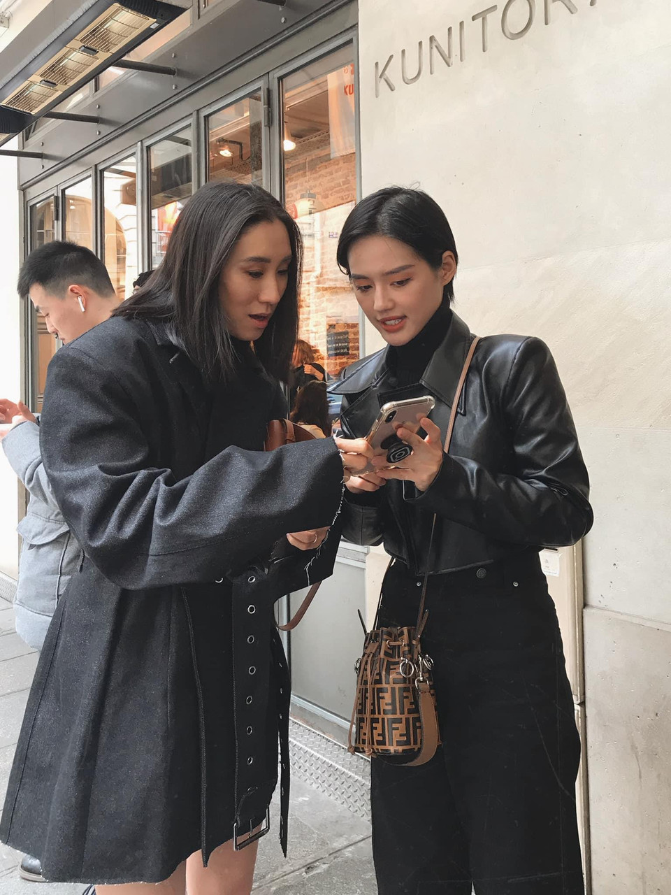 Vài hôm sau, Khánh Linh được may mắn gặp Eva Chen - Giám đốc đối tác thời trang (Director of Fashion Partnerships) của Instagram - khi xếp hàng vào một nhà hàng mì udon 'hot' nhất Paris. Khánh Linh được Eva khen ngợi rất nhiều về bộ trang phục của mình. (Ảnh: CTV/Vietnam+)