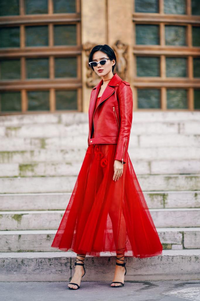Paris Fashion Week Fall 2019 đang tụ hội rất nhiều tên tuổi nghệ sỹ Việt Nam tham dự sân chơi street style. Ai cũng diện những bộ trang phục chất nhất, thu hút hàng chục ống kính phóng viên nước ngoài. (Ảnh: CTV/Vietnam+)