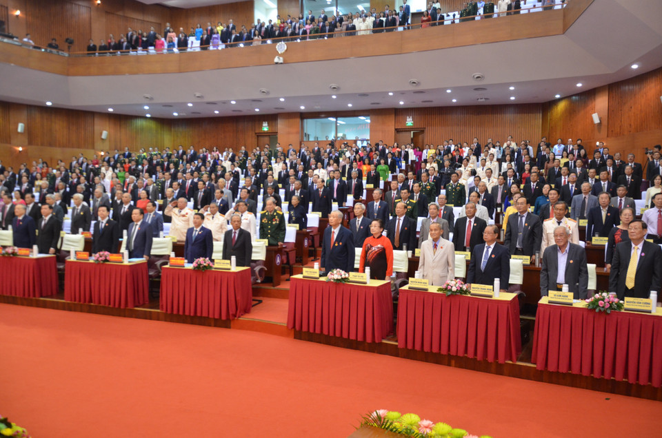 Các đại biểu thực hiện nghi thức chào cờ tại Phiên khai mạc Đại hội. (Ảnh: Hoàng Nhị/TTXVN)