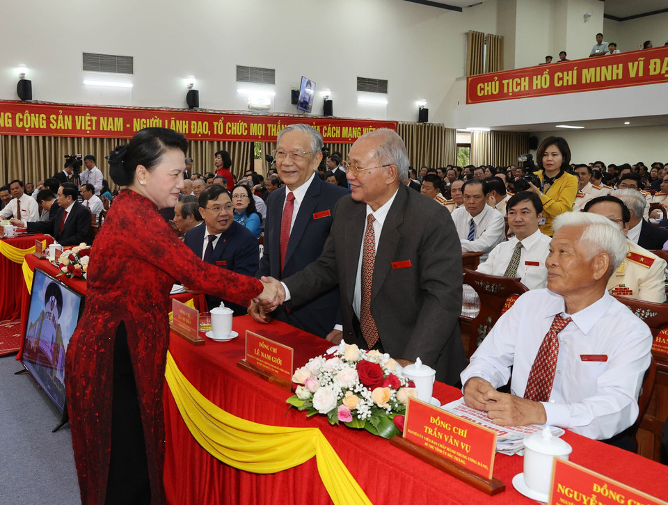 Ủy viên Bộ Chính trị, Chủ tịch Quốc hội Nguyễn Thị Kim Ngân với các đại biểu. (Ảnh: Trọng Đức/TTXVN)