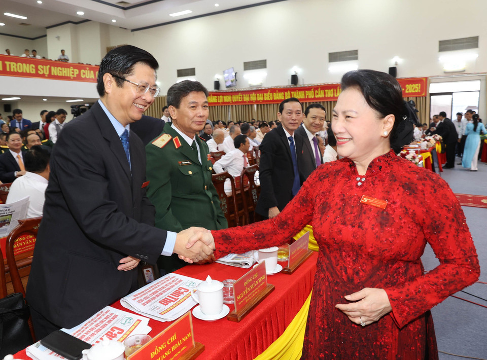 Ủy viên Bộ Chính trị, Chủ tịch Quốc hội Nguyễn Thị Kim Ngân với các đại biểu. (Ảnh: Trọng Đức/TTXVN)