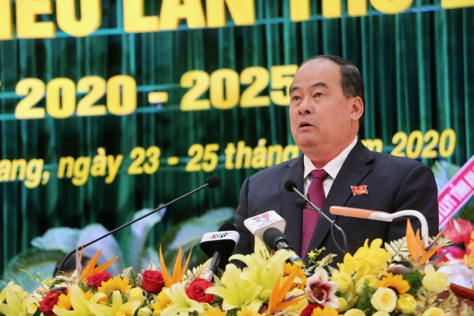 Ông Nguyễn Thanh Bình, Phó Bí thư Tỉnh ủy, Chủ tịch UBND tỉnh An Giang trình bày Báo cáo chính trị trình Đại hội XI Đảng bộ tỉnh An Giang. (Ảnh: Thanh Sang/TTXVN)