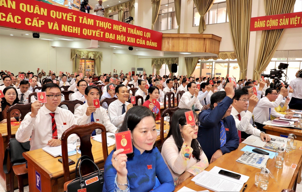 Các đại biểu biểu quyết nhiều vấn đề tại đại hội. (Ảnh: Thanh Sang/TTXVN)