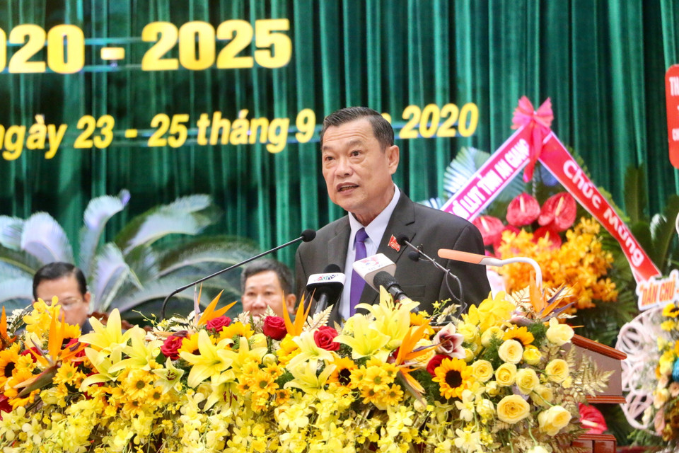 Ông Võ Anh Kiệt, Trưởng Ban Thẩm tra tư cách đại biểu báo cáo kết quả thẩm tra tư cách đại biểu dự Đại hội. (Ảnh: Thanh Sang/TTXVN)