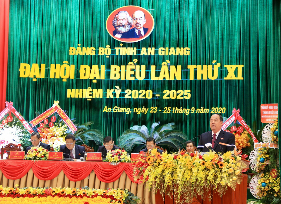 Ông Nguyễn Thanh Bình, Phó Bí thư Tỉnh uỷ, Chủ tịch UBND tỉnh An Giang trình bày Báo cáo chính trị trình Đại hội XI Đảng bộ tỉnh An Giang. (Ảnh: Thanh Sang/TTXVN)