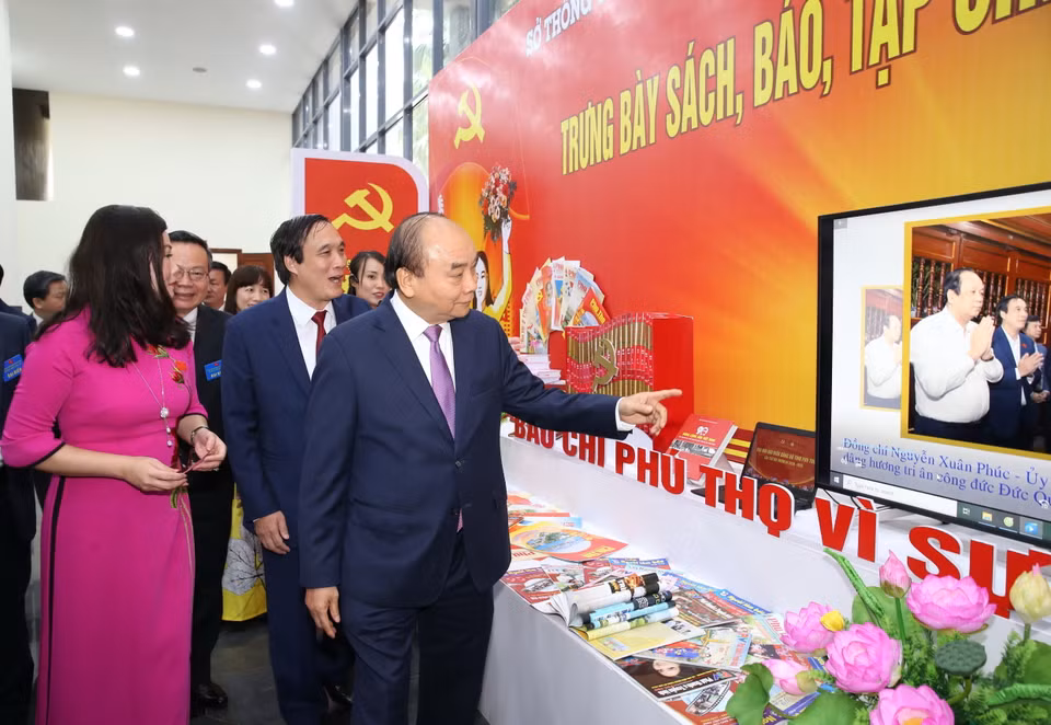  Thủ tướng Nguyễn Xuân Phúc tham quan trưng bày hình ảnh về công tác xây dựng Đảng và hệ thống chính trị của tỉnh Phú Thọ. (Ảnh: Dương Giang/TTXVN)