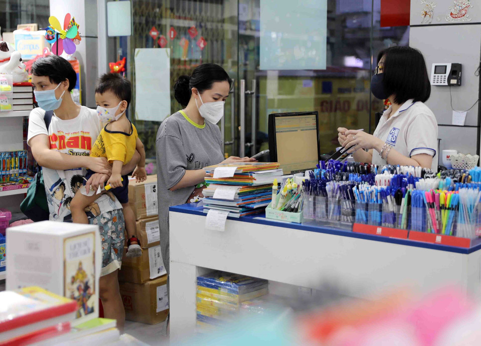 Giá các sản phẩm đồ dùng học tập không có quá nhiều biến động. (Ảnh: Thanh Tùng/TTXVN)