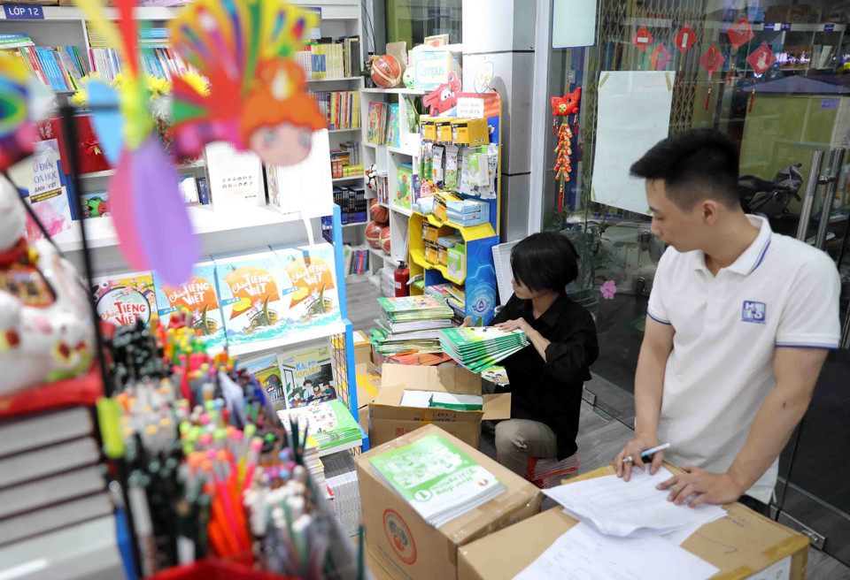 Nhân viên hệ thống nhà sách của Nhà xuất bản Giáo dục Việt Nam chuẩn bị các đơn hàng trực tuyến để gửi tới khách hàng trước thềm năm học mới. (Ảnh: Thanh Tùng/TTXVN)