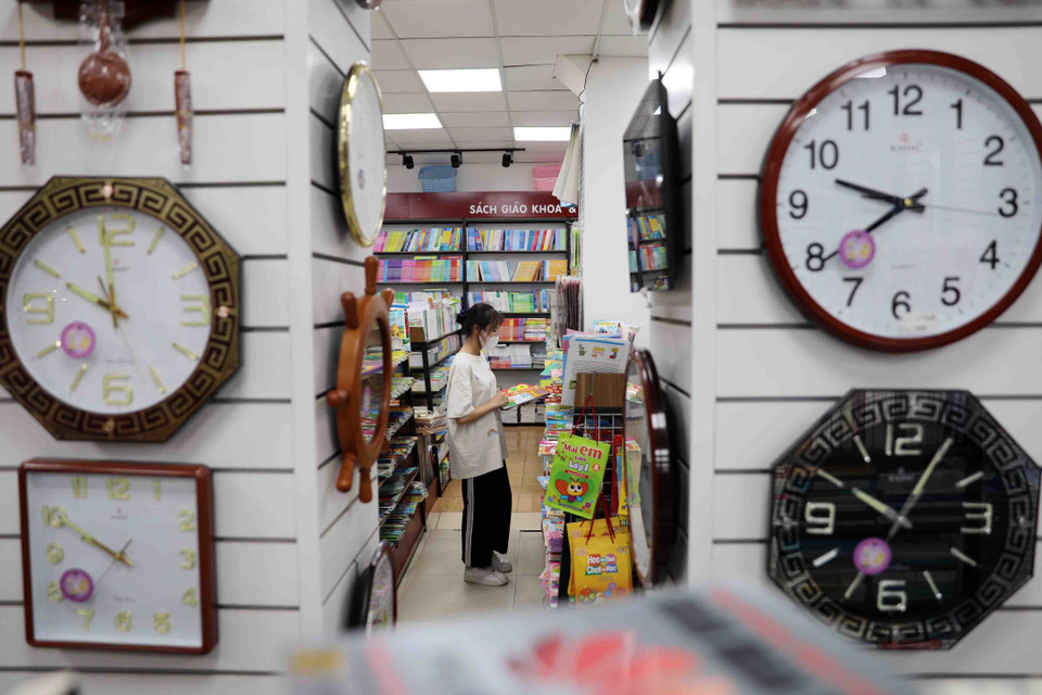 Học sinh lựa chọn, mua sắm đồ dùng học tập cho năm học mới. (Ảnh: Thanh Tùng/TTXVN)