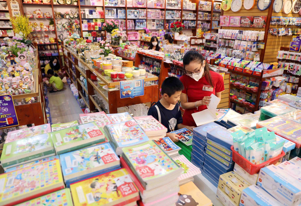 Cuối tháng 8, đầu tháng 9 là thời điểm các trường học đang chuẩn bị cho năm học mới, đồng thời cũng là giai đoạn mà thị trường sách giáo khoa, đồ dùng học tập trở nên sôi động nhất trong năm. (Ảnh: Thanh Tùng/TTXVN)