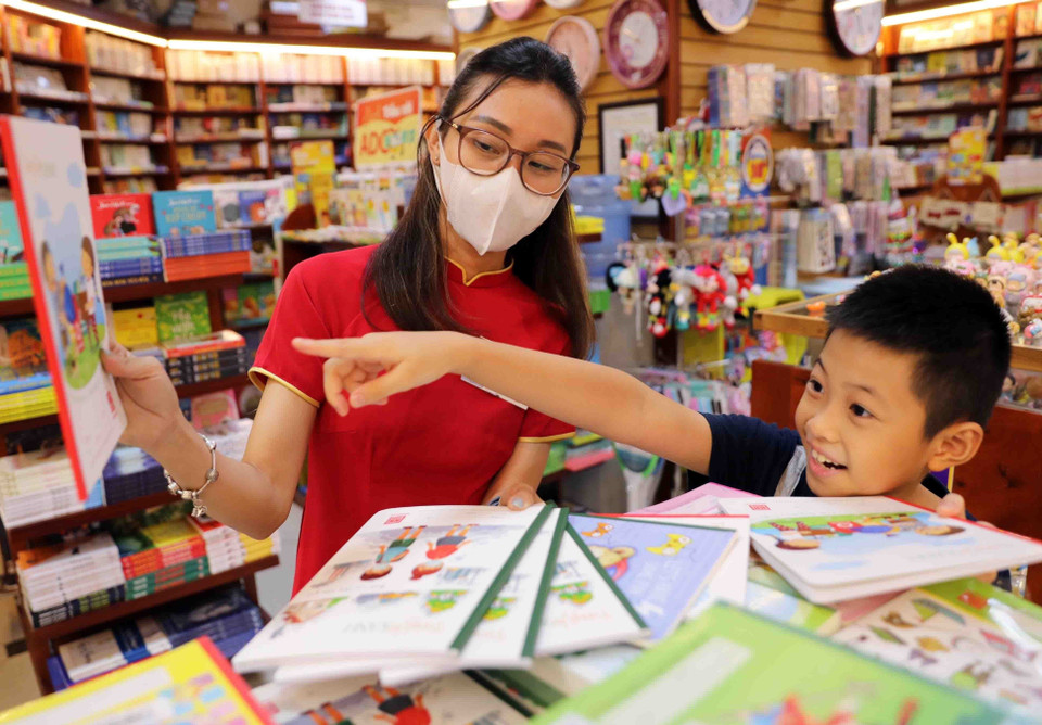 Học sinh hồ hởi khi được tới nhà sách để lựa chọn, mua sắm đồ dùng học tập cho năm học mới. (Ảnh: Thanh Tùng/TTXVN)