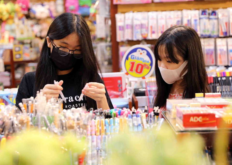 Các sản phẩm của nhà sản xuất trong nước giữ được sự đa dạng về mẫu mã, cũng như được cải tiến về chất lượng, giúp người tiêu dùng có được nhiều lựa chọn hơn. (Ảnh: Thanh Tùng/TTXVN)