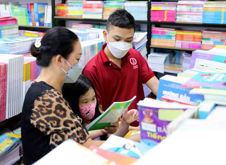 Phụ huynh cùng học sinh lựa chọn sách giáo khoa tại hệ thống nhà sách của Nhà xuất bản Giáo dục Việt Nam. (Ảnh: Thanh Tùng/TTXVN)