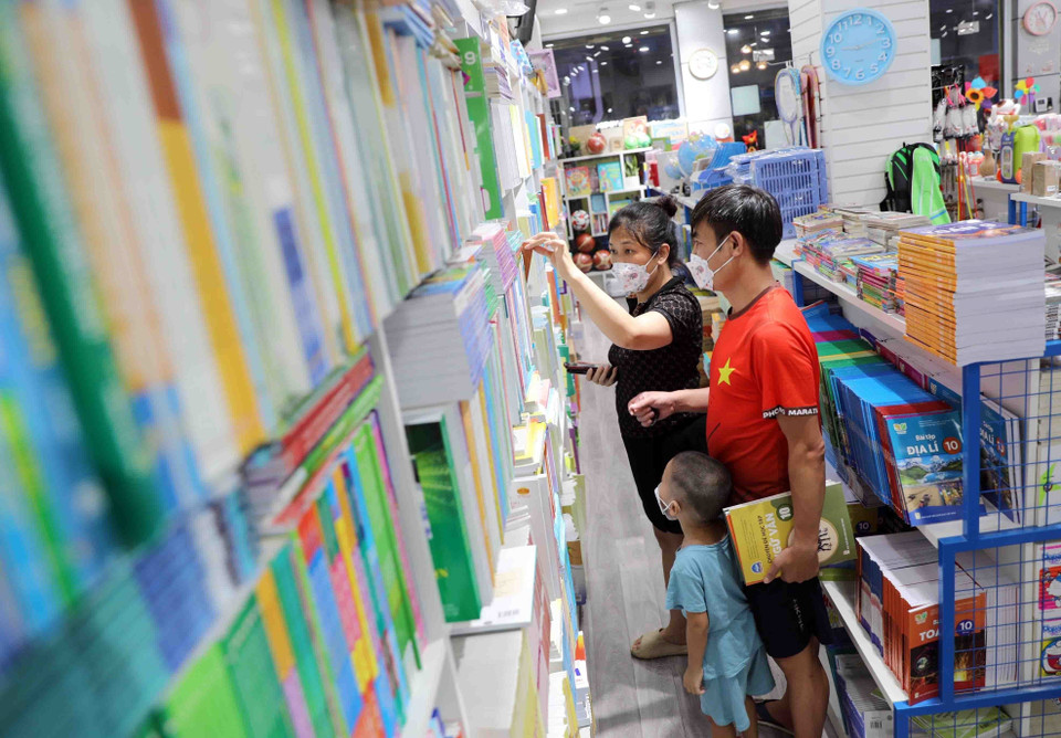 Phụ huynh cùng học sinh lựa chọn sách giáo khoa tại hệ thống nhà sách của Nhà xuất bản Giáo dục Việt Nam. (Ảnh: Thanh Tùng/TTXVN)