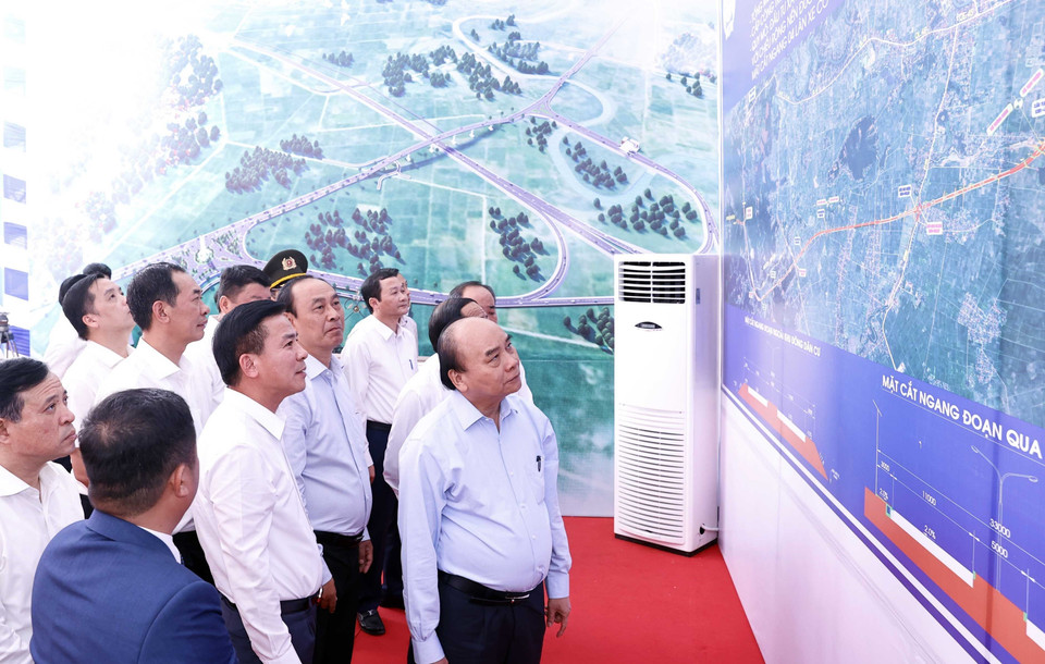 Chủ tịch nước Nguyễn Xuân Phúc và các đại biểu xem biểu đồ tuyến đường. (Ảnh: Thống Nhất/TTXVN)