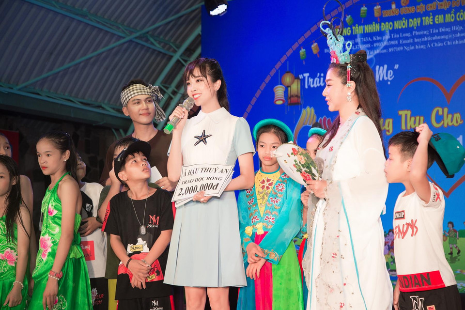 Mặc trời mưa to gió lớn, Á hậu Thúy An vẫn tới với Trung tâm nhân đạo nuôi dạy trẻ em mồ côi, khuyết tật tại tỉnh Bình Dương, mang tết Trung Thu sớm đến với hơn 400 em nhỏ mồ côi, khuyết tật đang sinh sống tại đây. (Ảnh: CTV/Vietnam+)