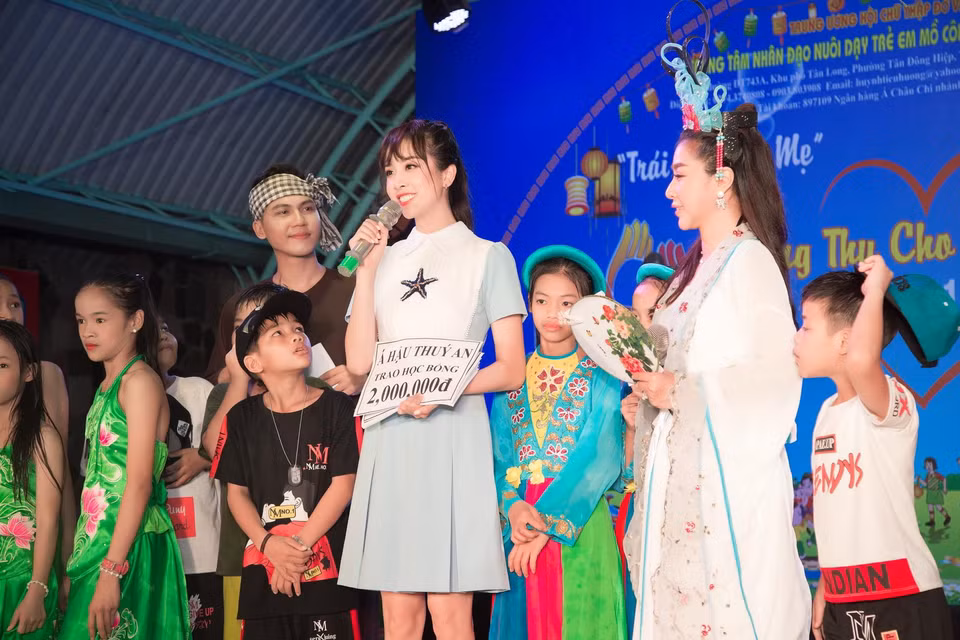 Mặc trời mưa to gió lớn, Á hậu Thúy An vẫn tới với Trung tâm nhân đạo nuôi dạy trẻ em mồ côi, khuyết tật tại tỉnh Bình Dương, mang tết Trung Thu sớm đến với hơn 400 em nhỏ mồ côi, khuyết tật đang sinh sống tại đây. (Ảnh: CTV/Vietnam+)